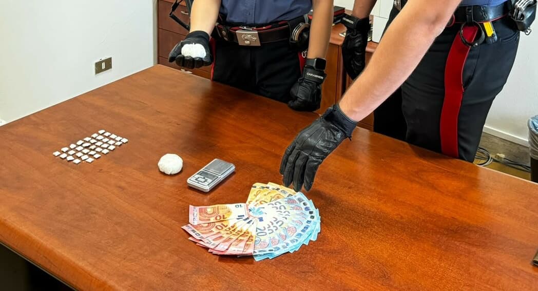 Centro Storico, spaccia sostanze stupefacenti nei vicoli: i Carabinieri arrestano un 31enne