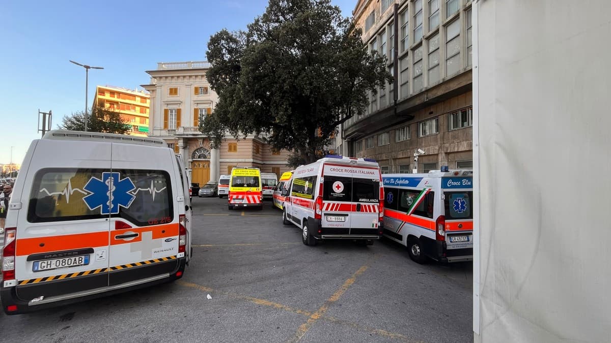 Dodici ambulanze bloccate al Galliera, equipaggi fermi fino a tre ore: "Territorio scoperto"