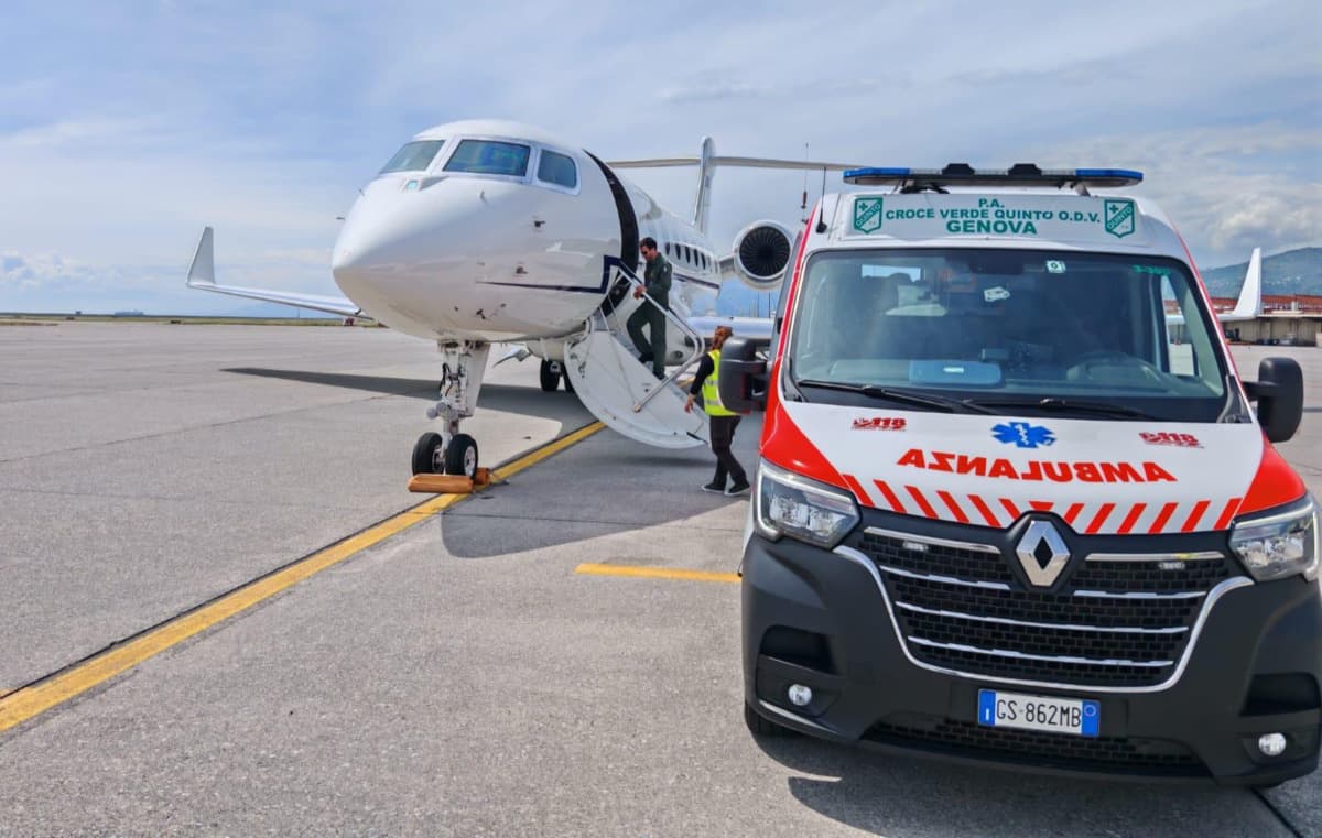 Neonata di otto giorni in pericolo di vita trasferita da Catanzaro al Gaslini con un volo dell’Aeronautica