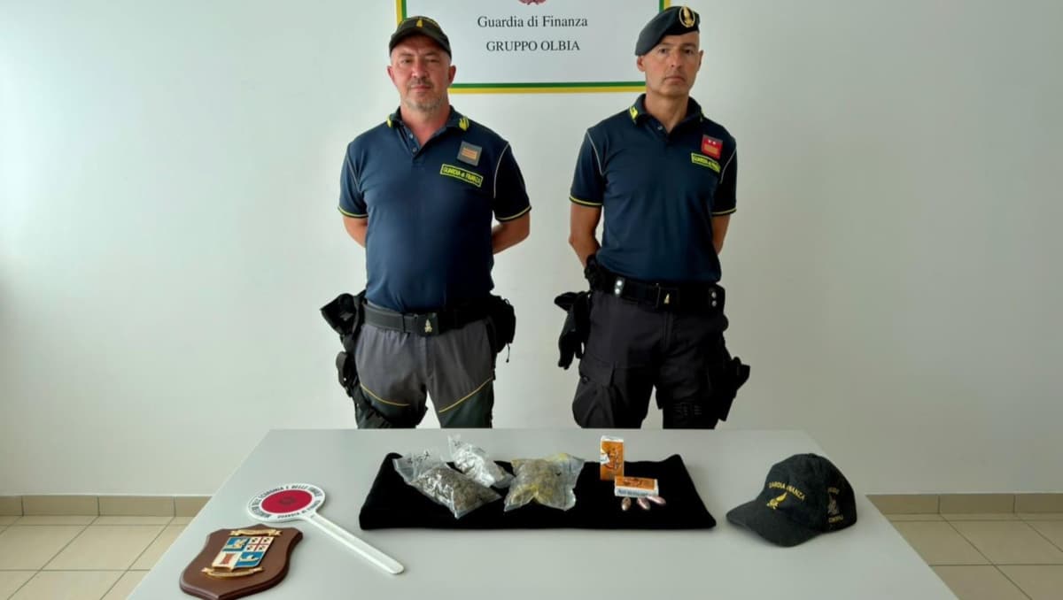 Sbarca a Olbia da Genova con mezzo chilo di droga nascosto nel veicolo: arrestato 24enne