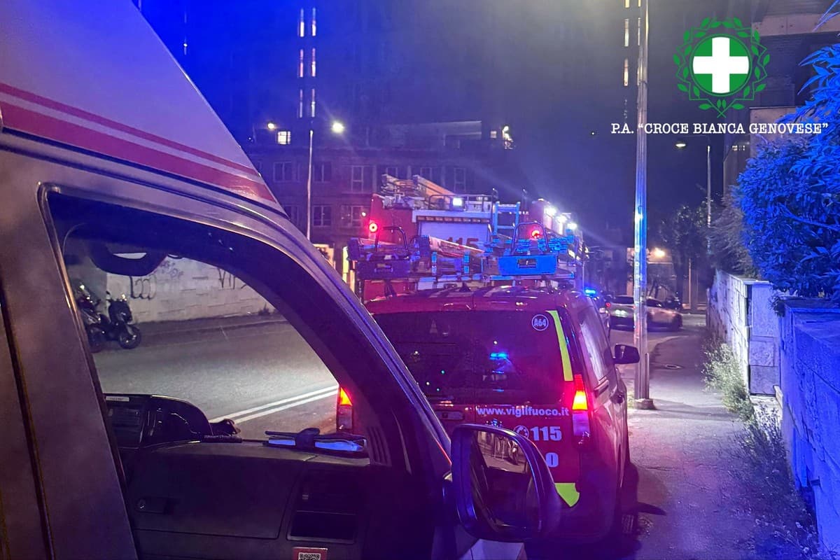 Dà fuoco ai cartoni sotto i portici e poi lancia pietre contro i passanti: fermato in via XII Ottobre