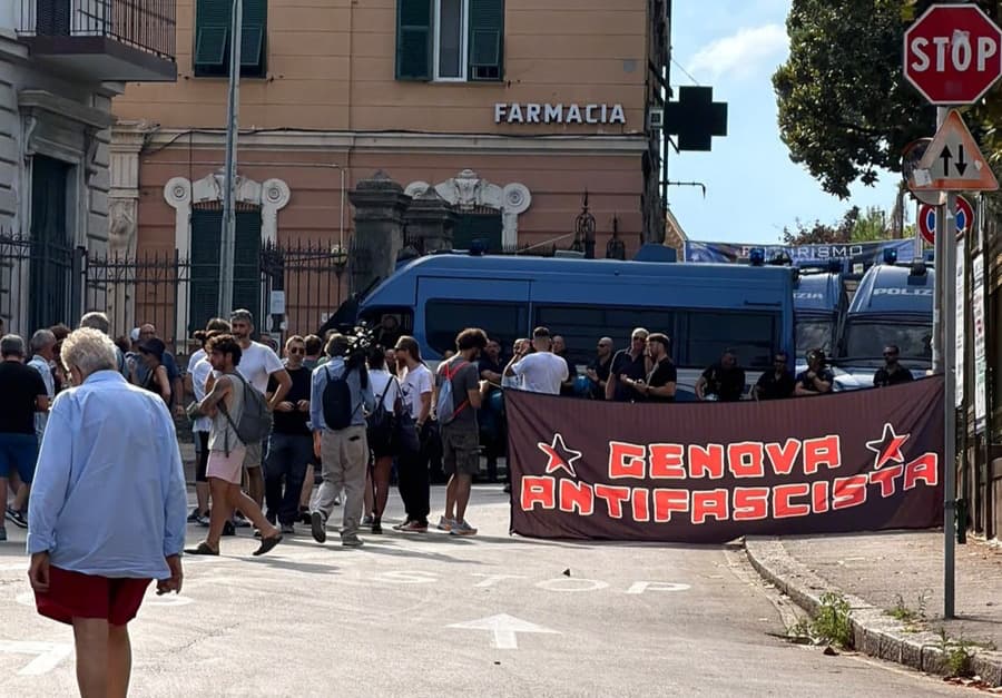 Presidio di Genova Antifascista ad Albaro in attesa dell'arrivo Vannacci