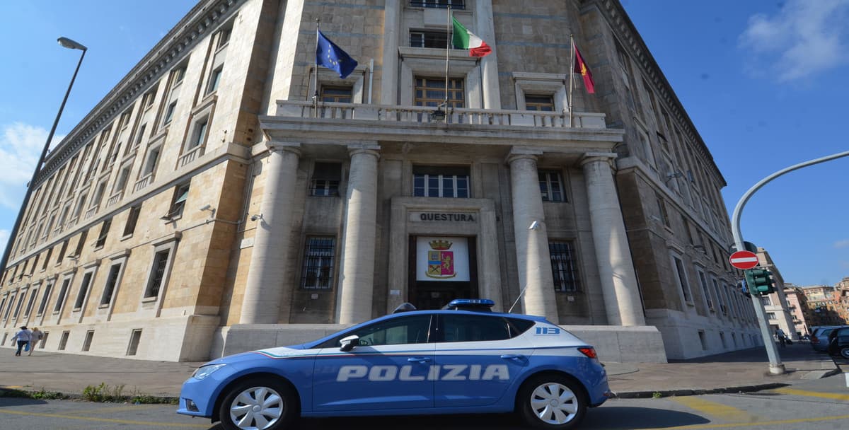 Ruba uno scooter in via Balbi e devasta la Questura: 26enne fermato dopo una violenta reazione