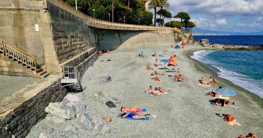 Vesima, rubano gli zaini in spiaggia a due bagnanti e si allontanano: denunciati