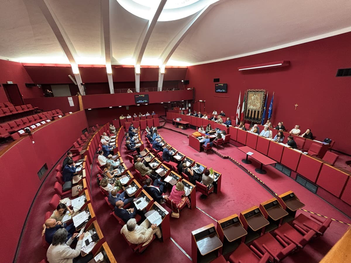 Osservatorio sul porto di pace, commissione sospesa tra proteste e tensioni: bagarre sull’assenza di Terrile, un audito del Calp trattenuto in aula