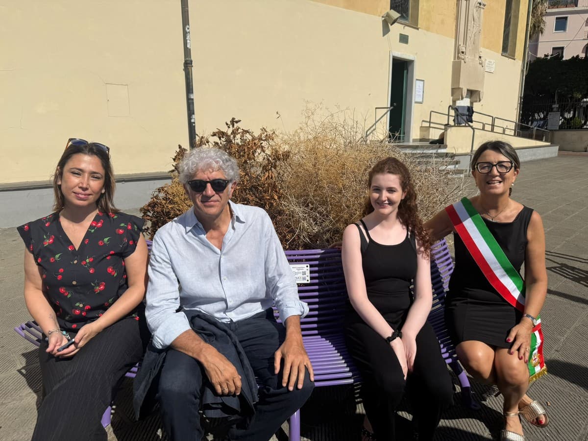 A Boccadasse una panchina viola contro lo stigma dell’epilessia