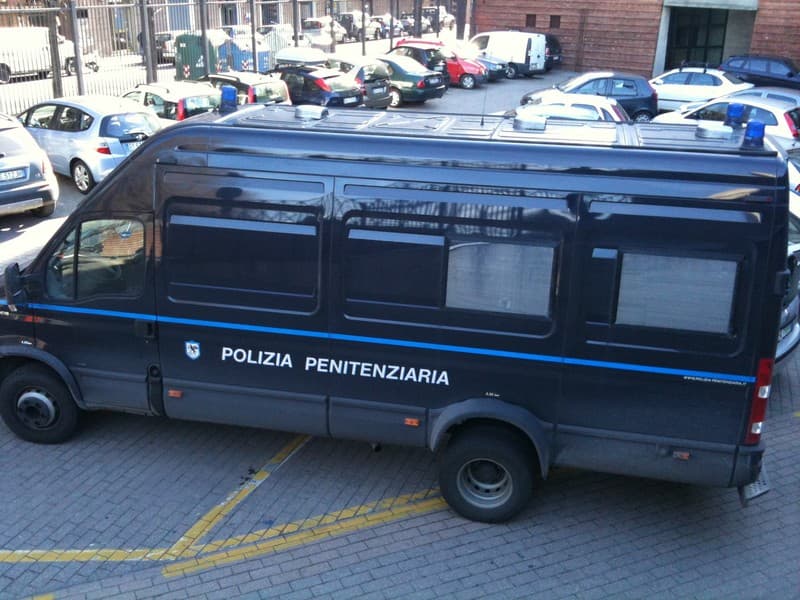 Ennesima aggressione di un agente da parte di un detenuto. Il Sappe denuncia: “Situazione fuori controllo”