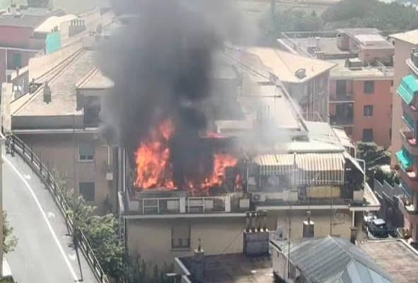 Borgoratti, appartamento in fiamme in via Sapeto. Strada chiusa per l’intervento dei vigili del fuoco