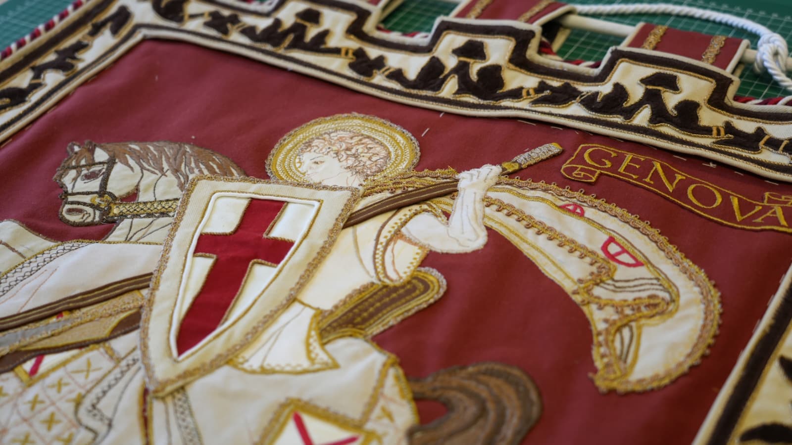Nuovo gonfalone per il Comune di Genova, domani il debutto alla processione di San Giovanni
