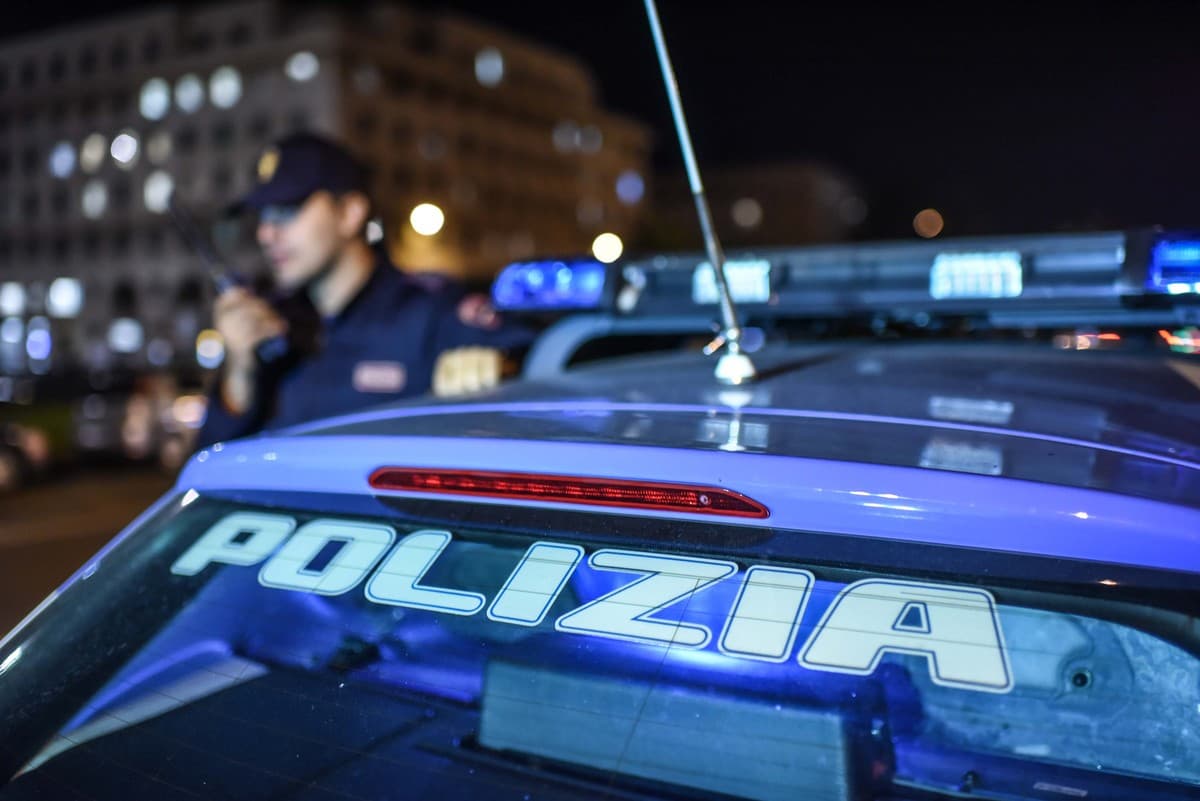 Raid notturno nel locale in Corso Italia: rubano oltre 50 bottiglie di alcolici, due arresti