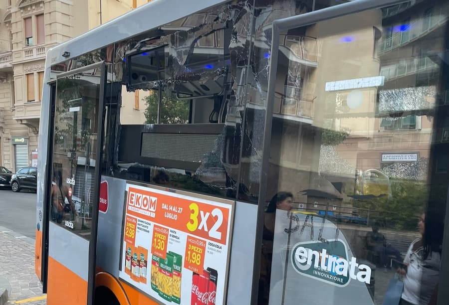 Due aggressioni in poche ore sui bus Amt, sciopero nella notte e richiesta di sospendere la linea 71