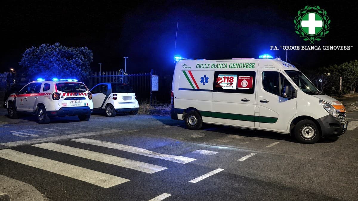 Foce, trovato incosciente in spiaggia ha tre crisi convulsive poi scappa dall’ambulanza e aggredisce la ragazza che era con lui