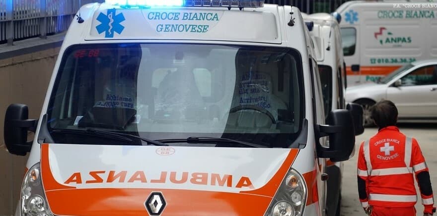 Albaro, travolto da un'auto mentre attraversa la strada: muore un uomo di 54 anni 
