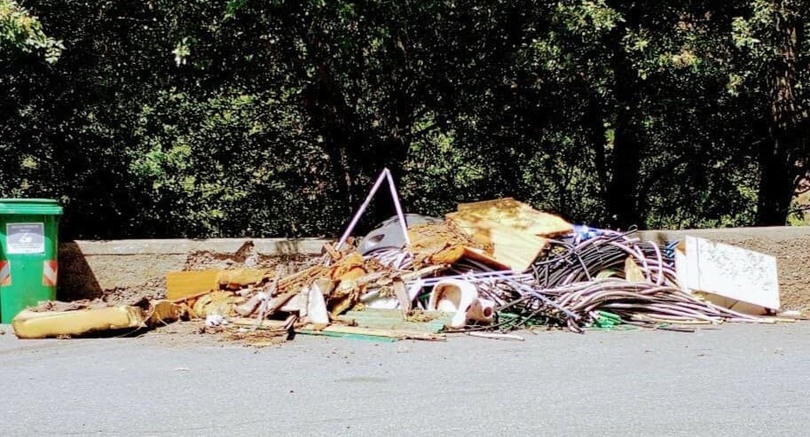 Pegli, rimossa una discarica abusiva lungo il torrente Varenna