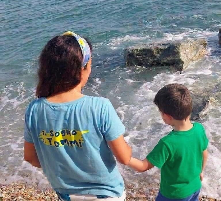 Gaslini: un folletto accompagna i piccoli pazienti dal parco al mare
