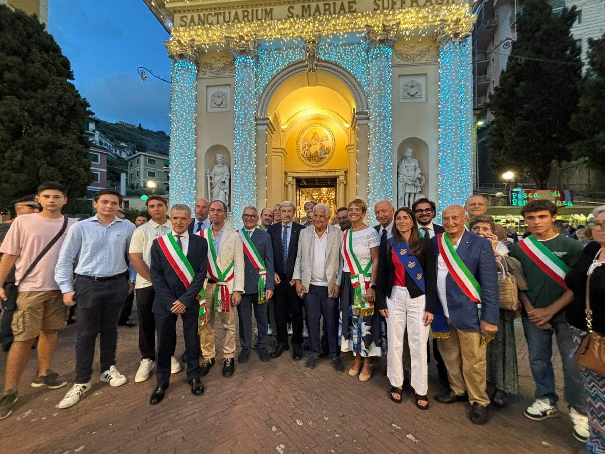 Recco in festa per Nostra Signora del Suffragio: anche il presidente Bucci e l'assessore Lombardi alla Sagra del Fuoco