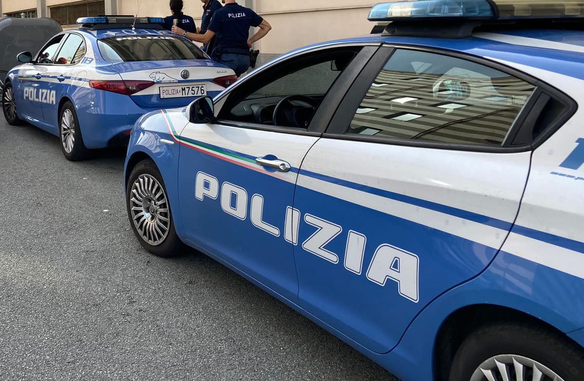 Rapallo, aggredito e rapinato mentre stava per prendere il treno: due arresti in stazione