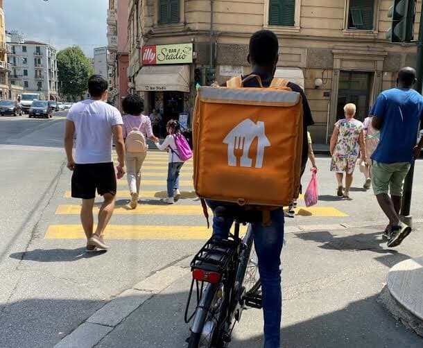 Caldo e rider, scontro tra Comune e sindacati: "Dalla Giunta solo propaganda e misure dannose"