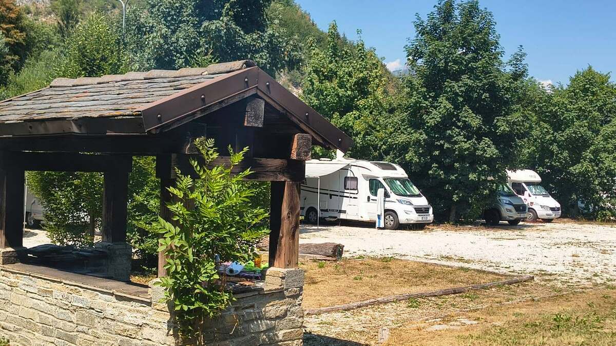 Contro l’afa della città la ricetta c’è: a Roaschia (Cuneo) un’area camper e tende nel cuore della Valle Gesso