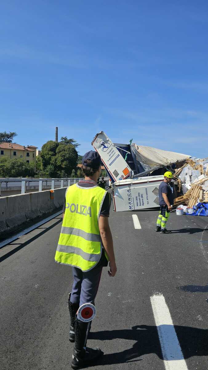 A7, tir si ribalta tra Vignole e Serravalle: traffico in tilt. Possibile sversamento nello Scrivia