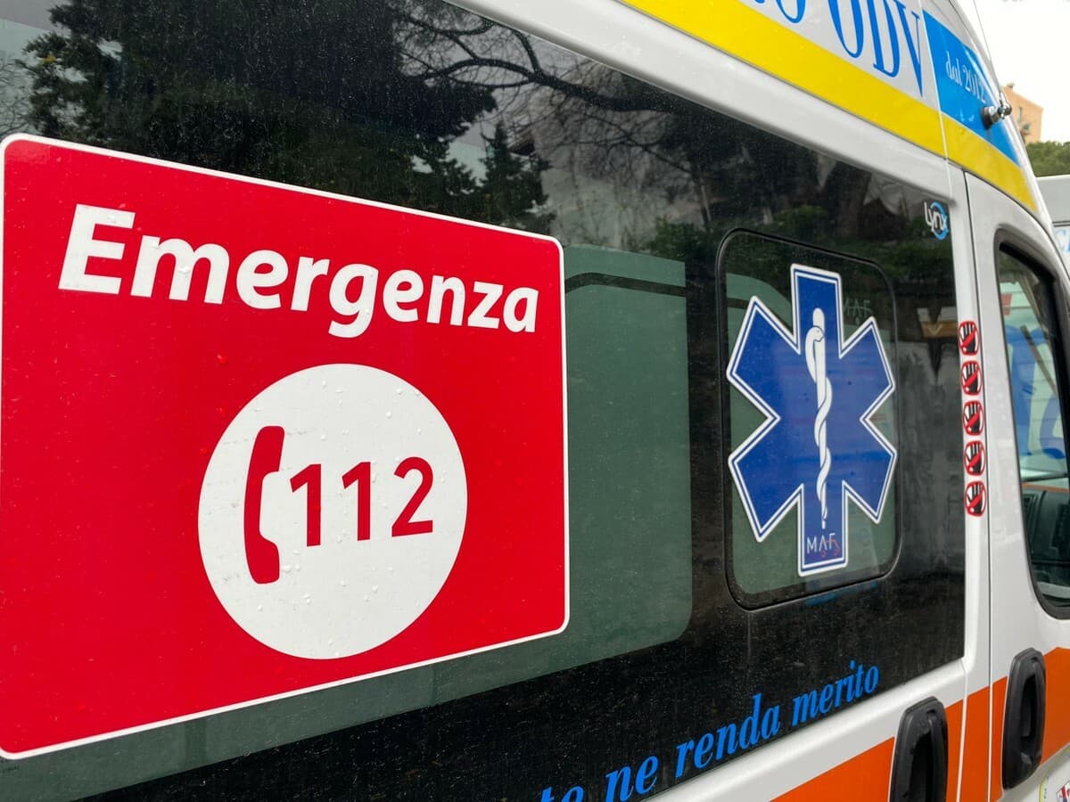 Avegno, perde il controllo della moto e finisce a terra: 20enne grave al San Martino