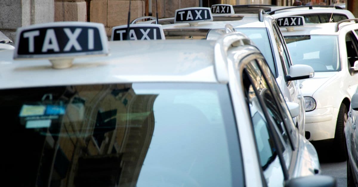 Prezzi dei carburanti alle stelle, proteste di taxi e Ncc a Roma: sit-in al ministero dei Trasporti, sciopero in vista