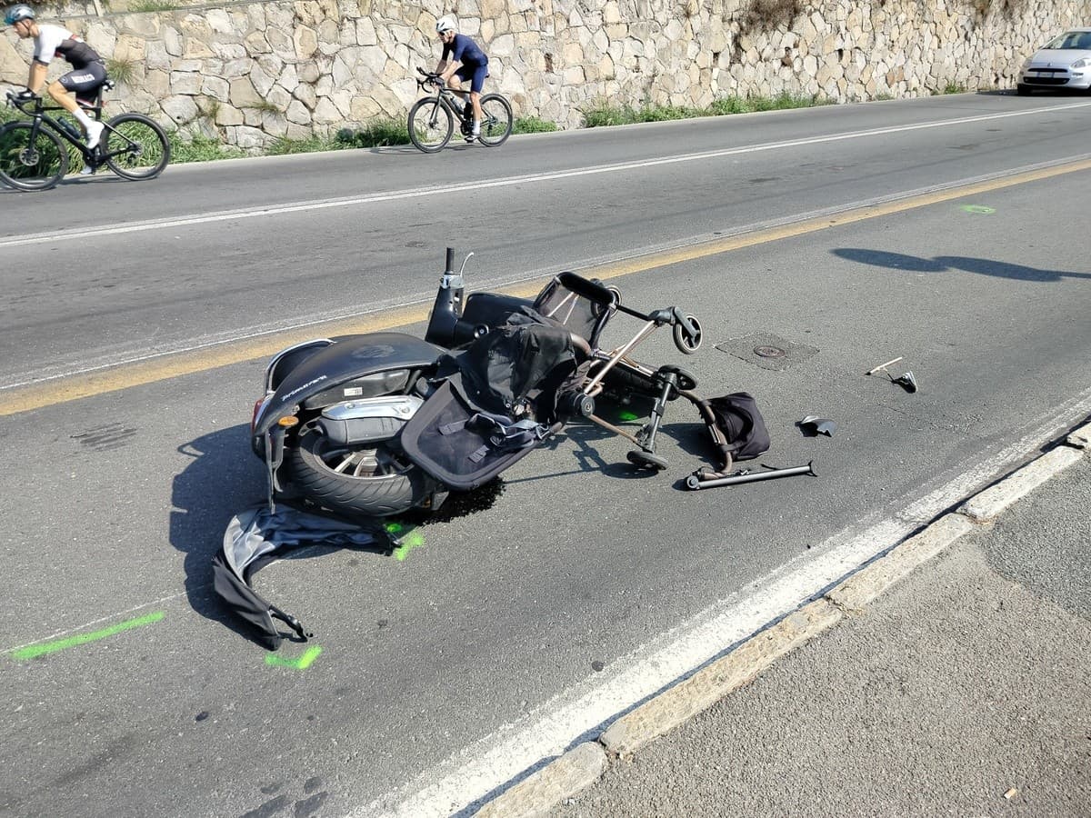 Scooter travolge passeggino sulle strisce a Pian di Poma: bimbo di 3 anni al Gaslini con un trauma cranico