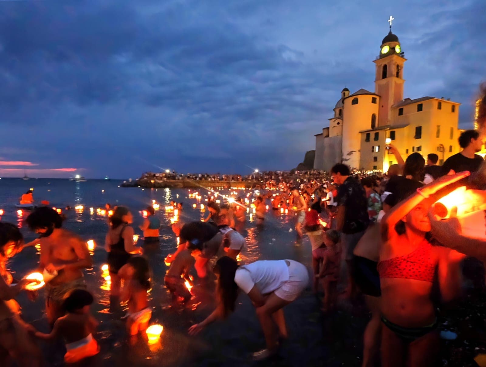 Camogli, ritorna la festa della Stella Maris con la posa dei lumini galleggianti in mare