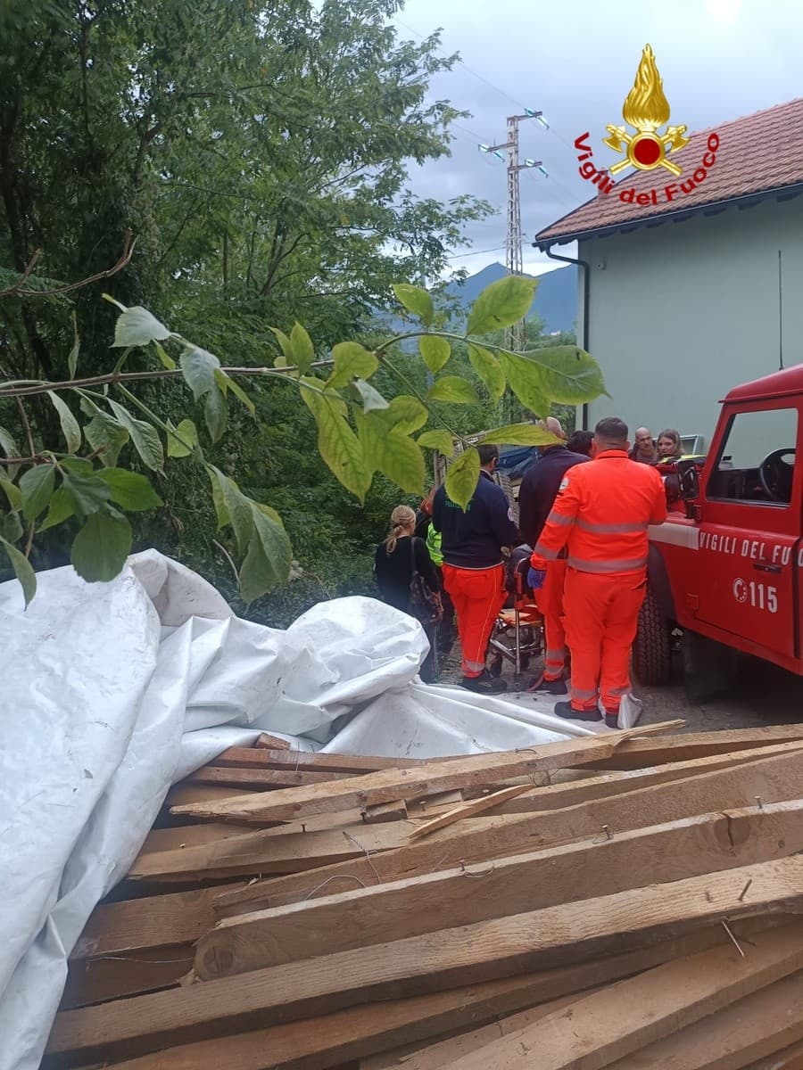 Pontedecimo, escavatore si ribalta durante le operazioni: operaio ferito in via Bidone