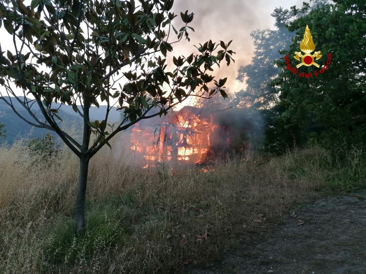 Incendio nel bosco tra Sestri Levante e Casarza, fiamme vicino alle case: in azione anche l’elicottero