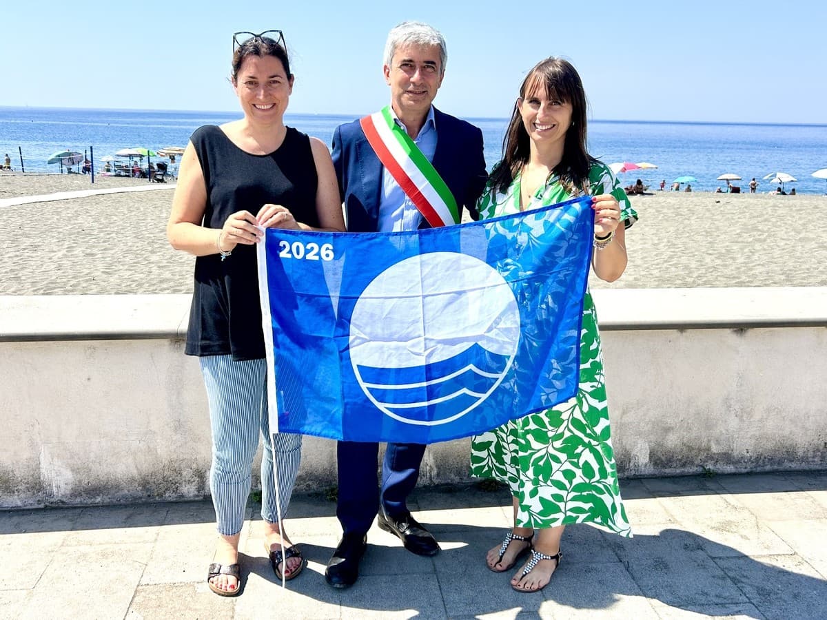 Sestri Levante, consegnate le Bandiere Blu 2026 a stabilimenti e associazioni: "Un successo di squadra"
