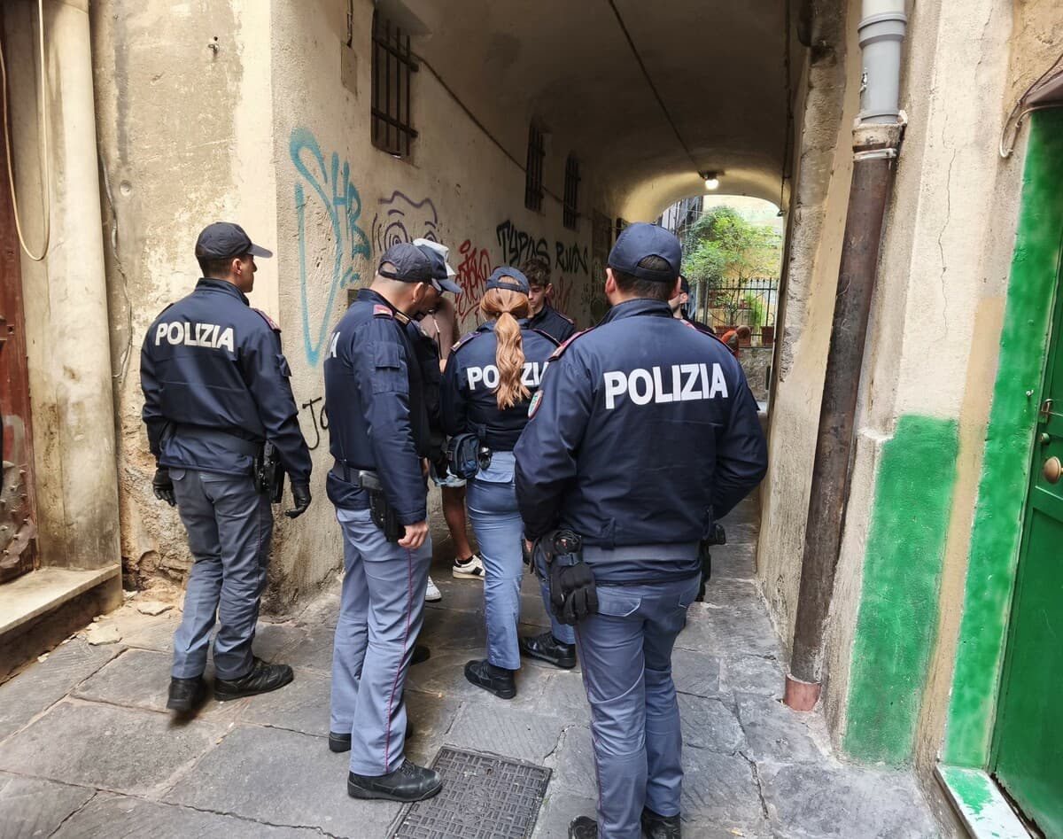 Blitz della Polizia di Stato a Prè e Principe: quattro denunce, tre locali multati e 60 persone identificate