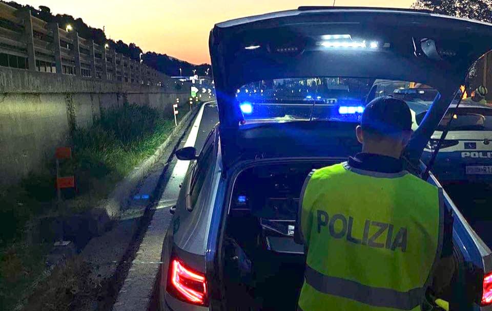 A10, incidente mortale tra Varazze e Arenzano: muore un motociclista, quattro feriti. Tratto chiuso verso Genova