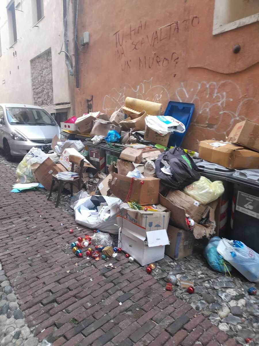 Abbandonano rifiuti in strada dopo lo sgombero di un locale: i responsabili multati per 1.000 euro