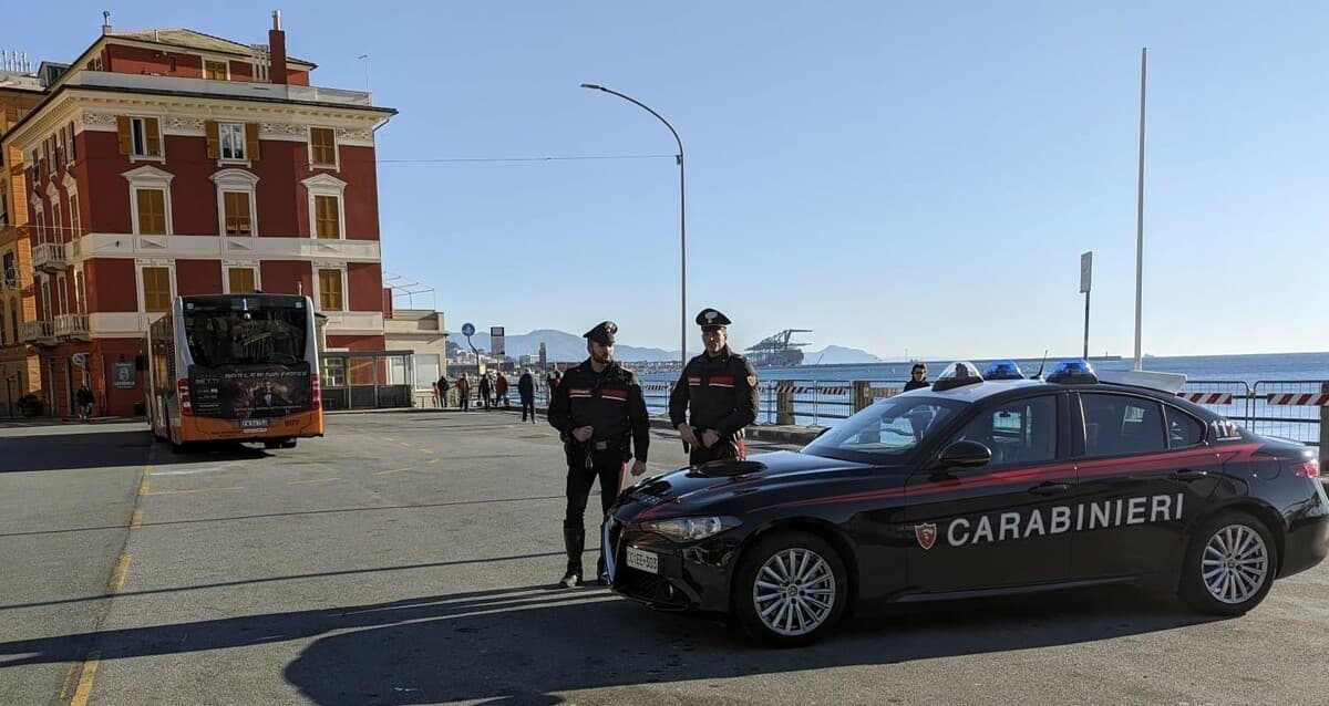 Pegli, in auto con hashish, bilancini e oltre 3mila euro in contanti: denunciati due trentenni