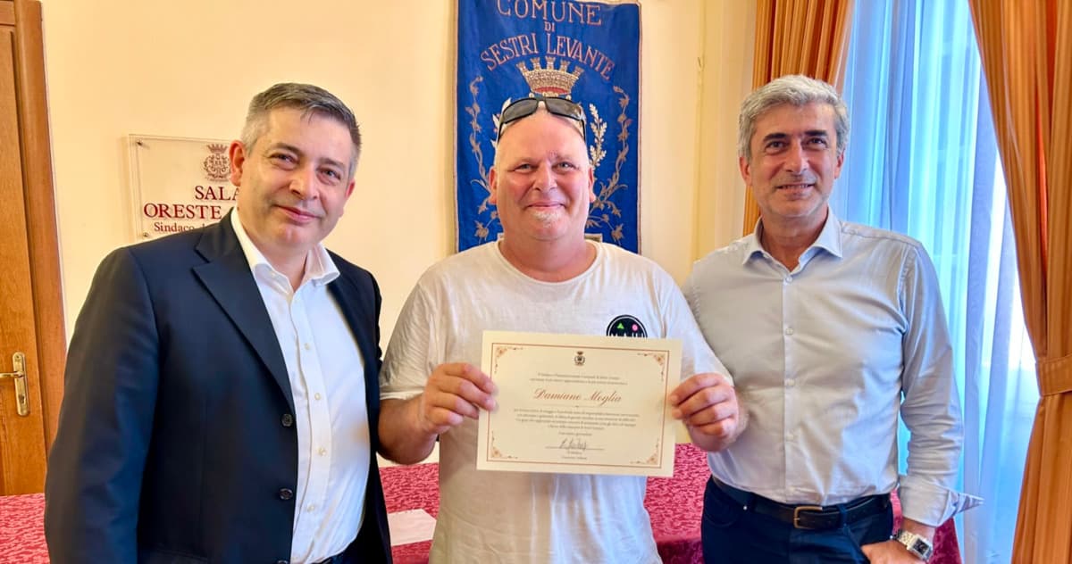 Sestri Levante, difese alcune ragazze e venne aggredito vicino alla stazione: il Comune premia Damiano Moglia