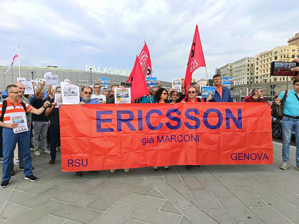 Ericsson conferma i 131 licenziamenti, i lavoratori manifestano al Salone Nautico. Bucci: "L'azienda non vada via da Genova"