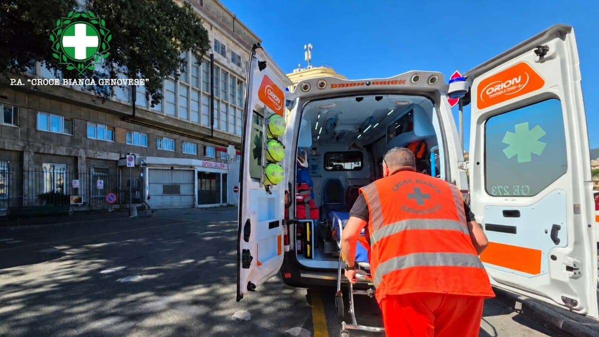 Due scontri tra auto e moto a pochi metri di distanza: due persone ferite al Galliera