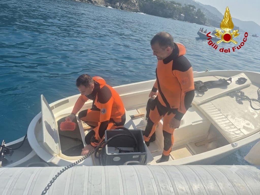 Disastro evitato al largo di Capolungo, gozzo rischia di affondare: salvati due diportisti dai Vigili del Fuoco