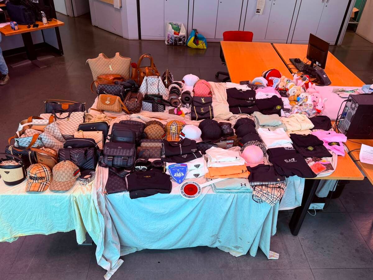 Centro storico, commercio abusivo davanti al Galeone: sequestrati 200 capi contraffatti