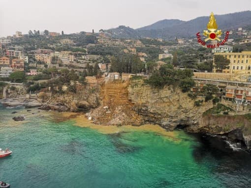 Camogli, nuovo crollo dalla falesia del Castellaro: massi finiscono in mare