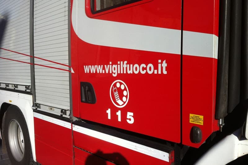Sturla, mezzo dell'Amiu va a fuoco: strada chiusa e traffico in tilt