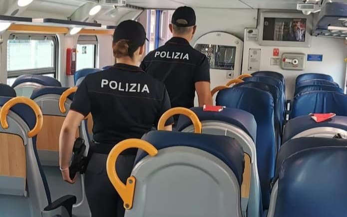 Furti tra treni e stazioni del Levante, cinque denunciati: recuperati zaini, vestiti e una borsa