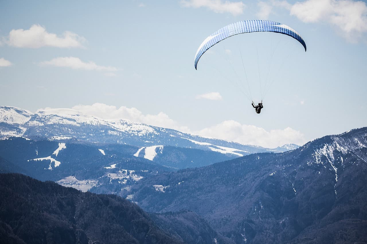 Parapendio urta il guardrail e precipita nel torrente Lavagna: 40enne ricoverato in gravi condizioni