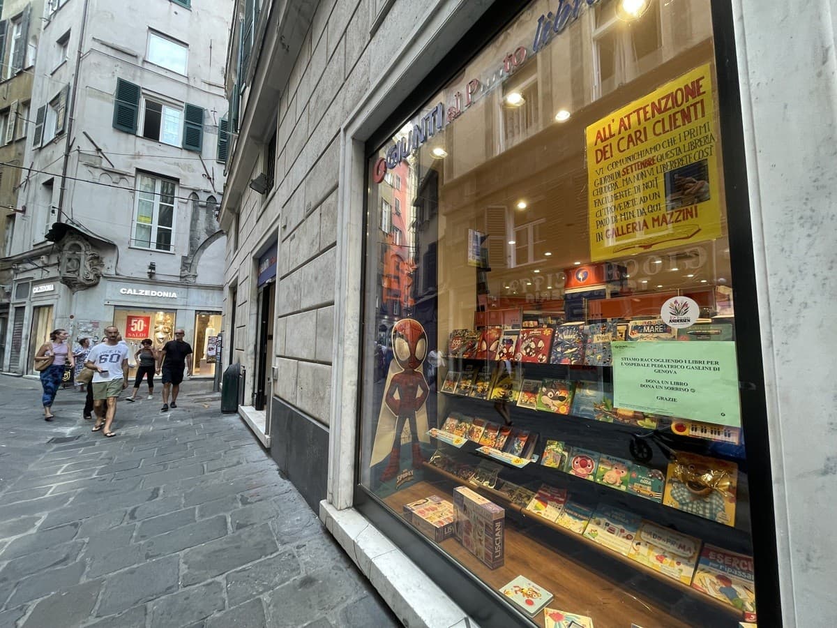Centro Storico, ancora una luce che si spegne: a settembre chiude la libreria Giunti di via Orefici