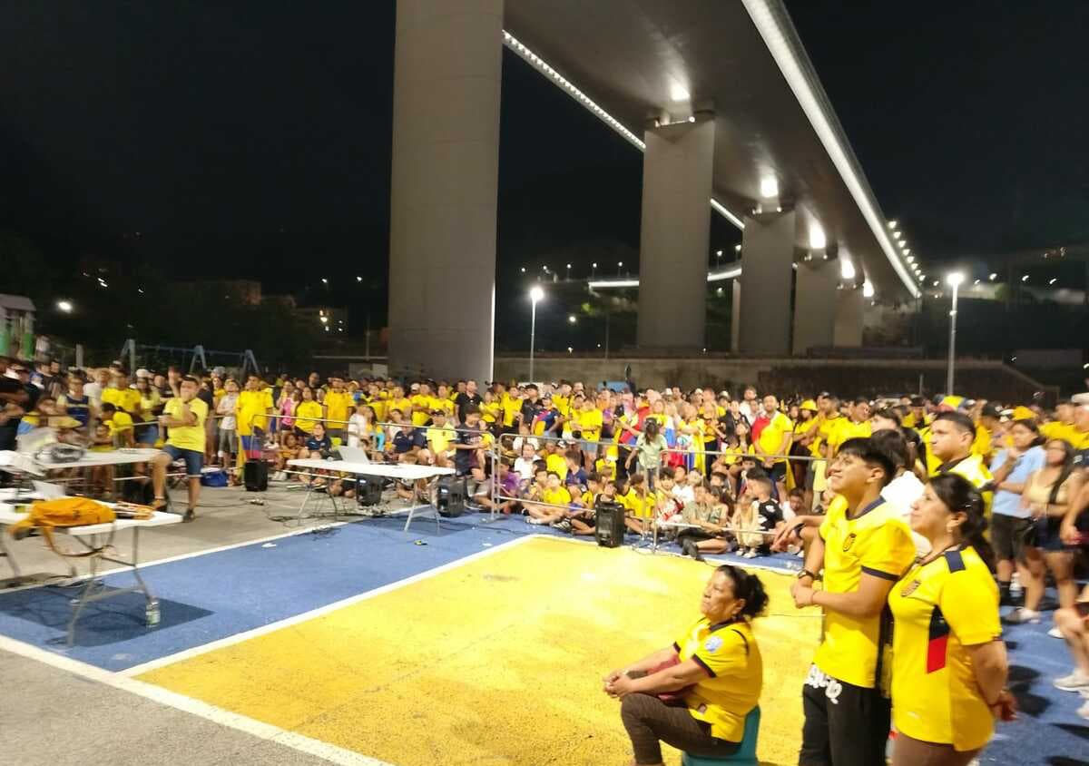 Certosa, la vittoria dell'Ecuador accende la notte: caroselli e festa in strada