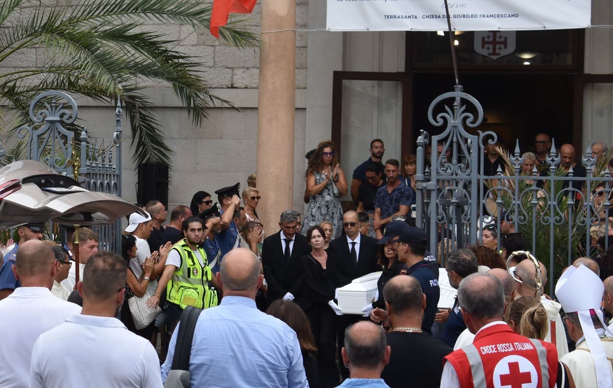 L’ultima carezza a Bea: Bordighera si ferma, poi l’accompagna nel vento e nel silenzio (Foto e video)