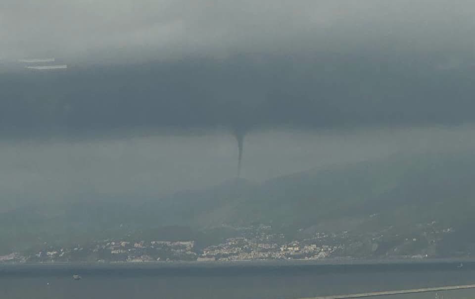 Maltempo, spunta una tromba marina al largo di Voltri