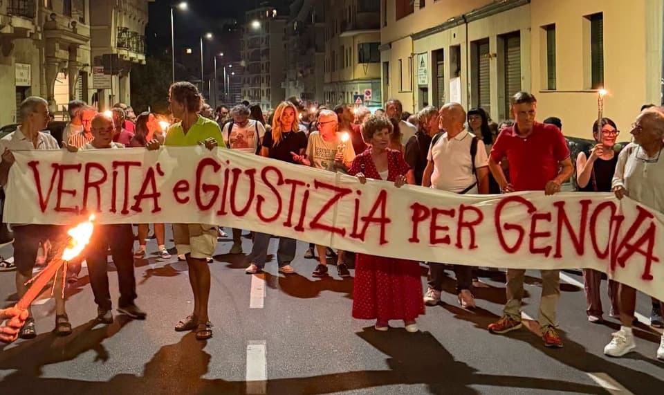 G8, in centinaia alla fiaccolata per ricordare la Diaz a 25 anni dall'irruzione: "Verità e giustizia per Genova"