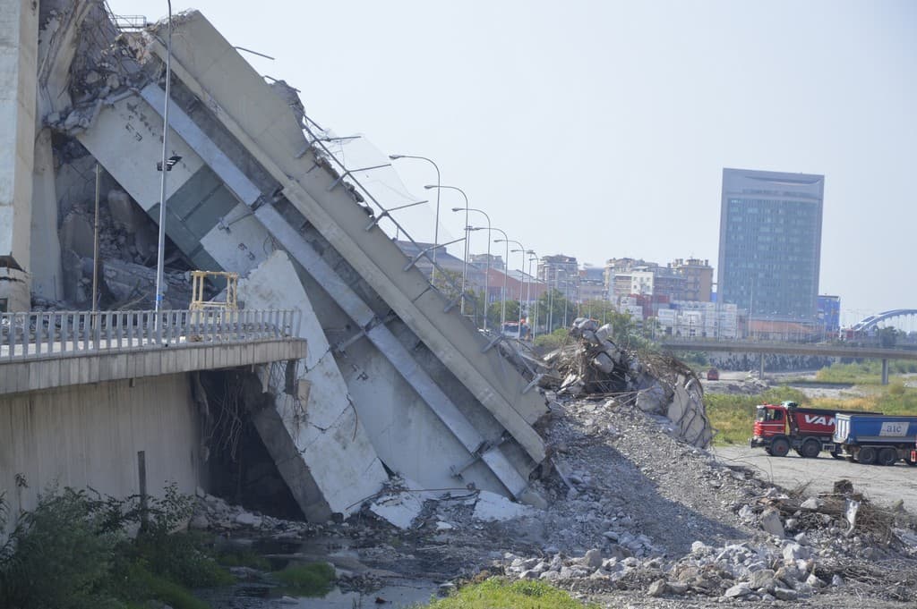 Ponte Morandi, l’idea del Comitato: un “museo diffuso” con le macerie nei luoghi d’origine delle 43 vittime